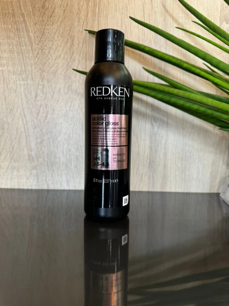 Redken soin brillance Acidic Color Gloss pour cheveux naturels et colorés, offrant éclat professionnel, hydratation et protection de la couleur.